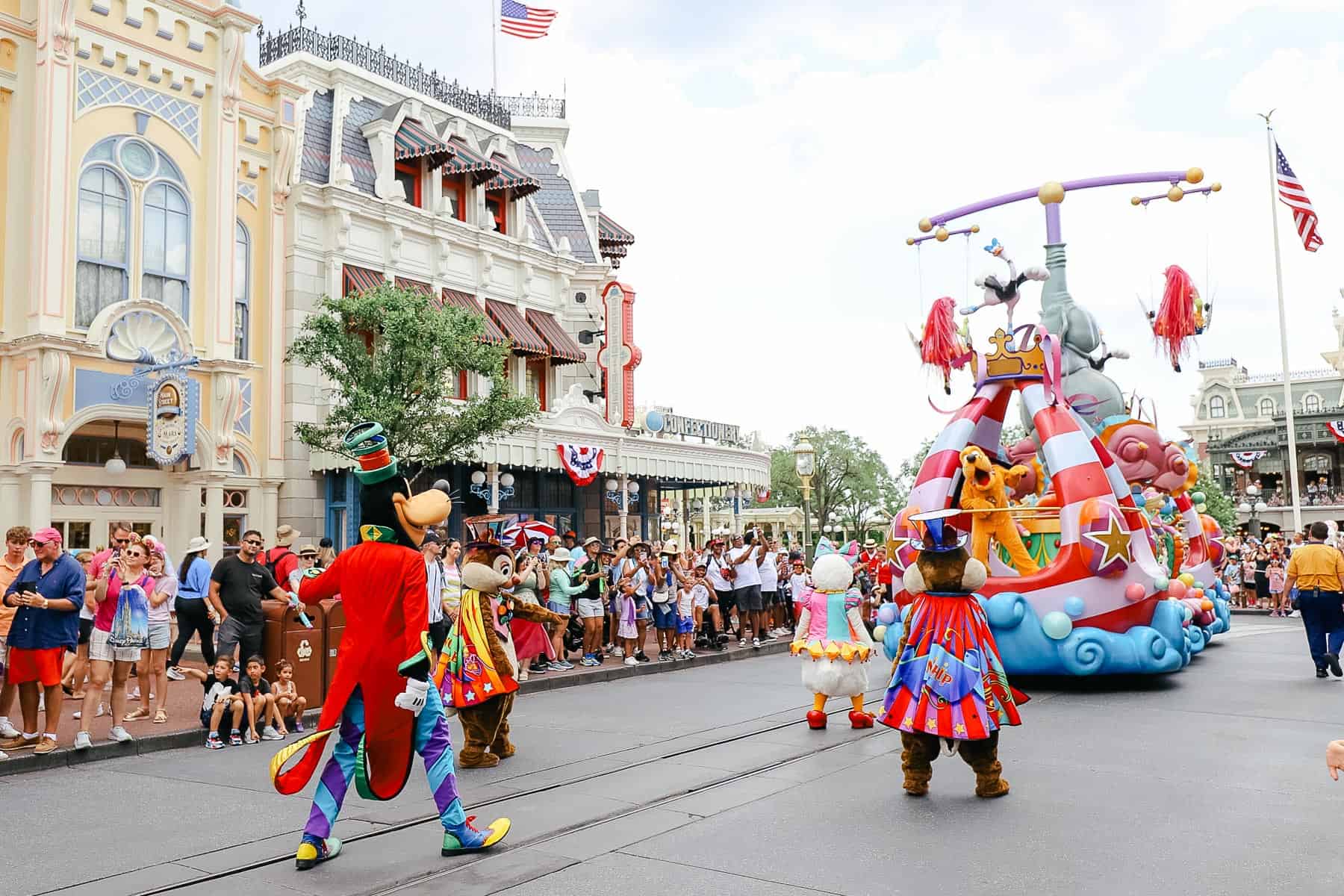Last of the walking characters at the end of the parade include Goofy. 