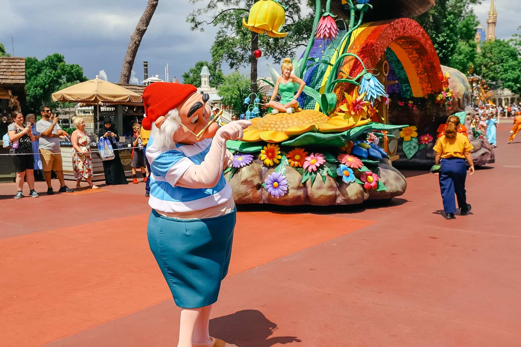 Mr. Smee points to a guests on the parade route. 