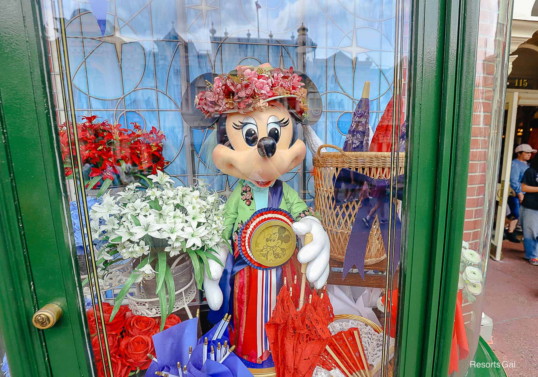 Minnie has an award that was presented by Mickey Mouse 