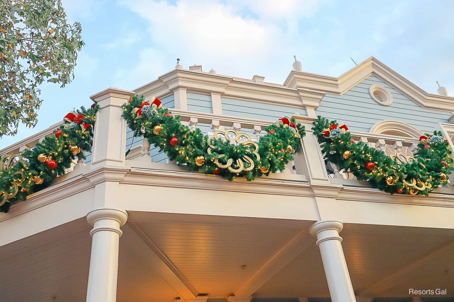 a close up of the garland that features a circle of horseshoes 