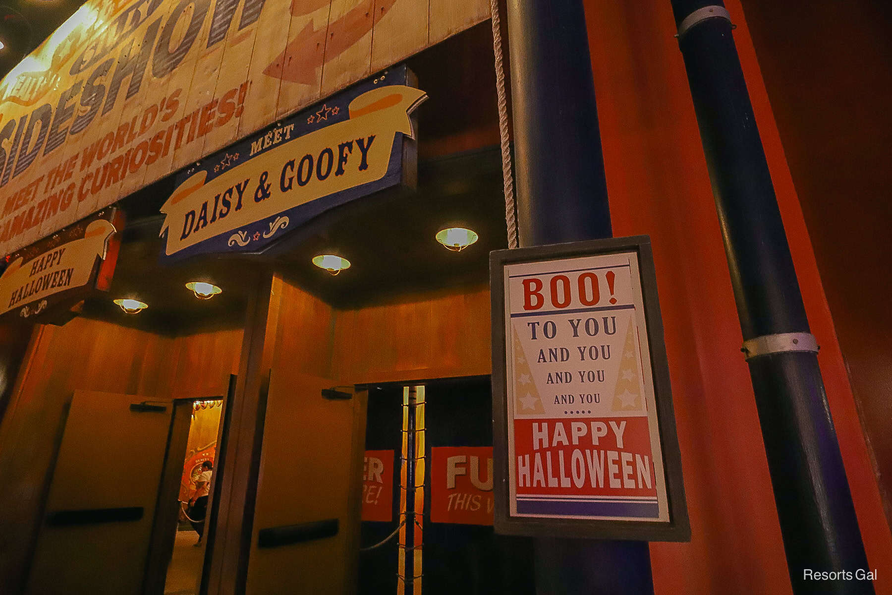 A sign that shows where to enter the line to meet Daisy and Goofy 