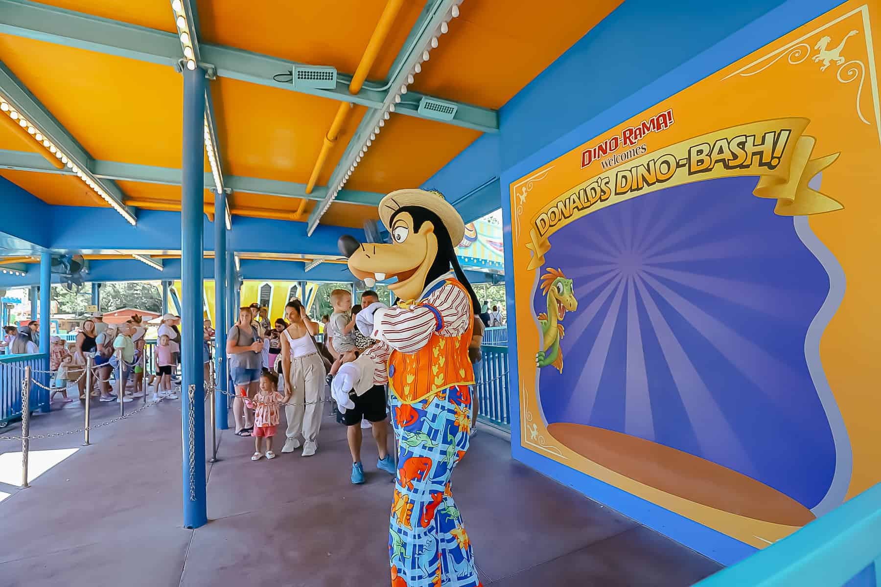 guests waiting to meet Goofy 