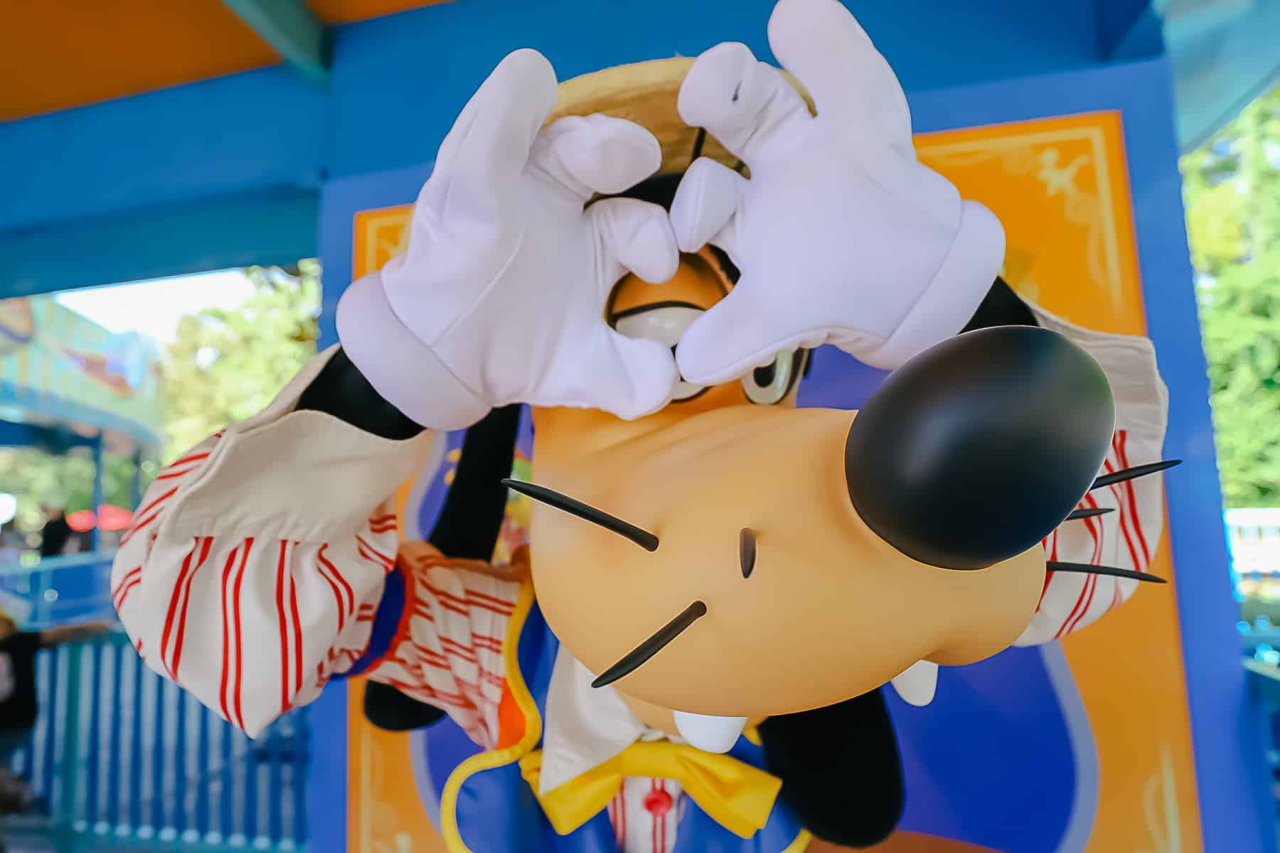Goofy making a heart shape with his hands. 