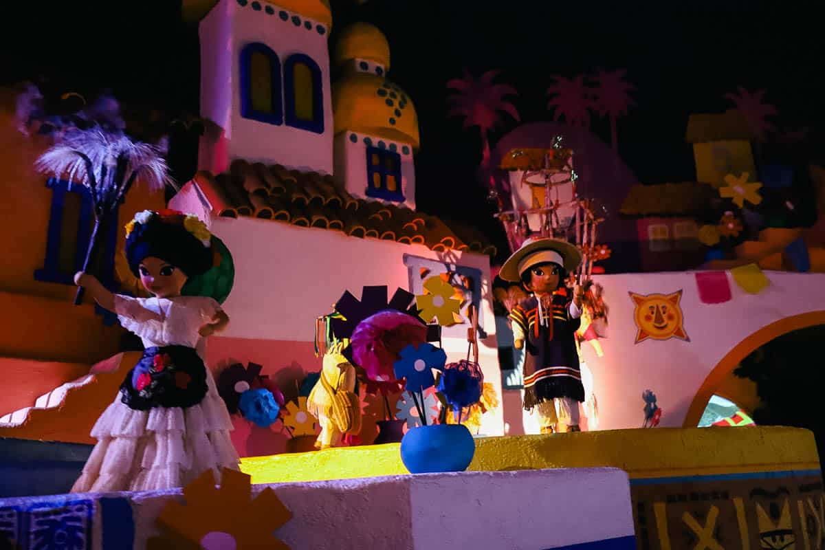 dolls waving to guest on the Gran Fiesta Tour 