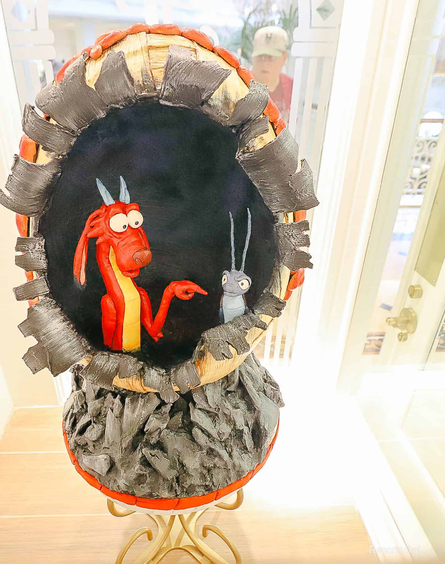 Mushu and Cri Kee on the back of the Easter Egg