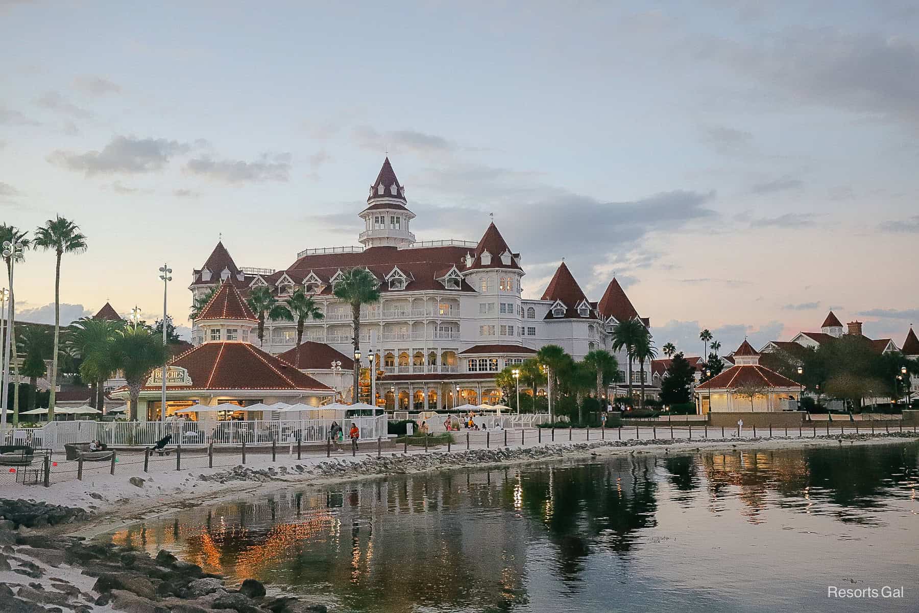 a sunset walk from the Polynesian to the Grand Floridian to see the new bar 