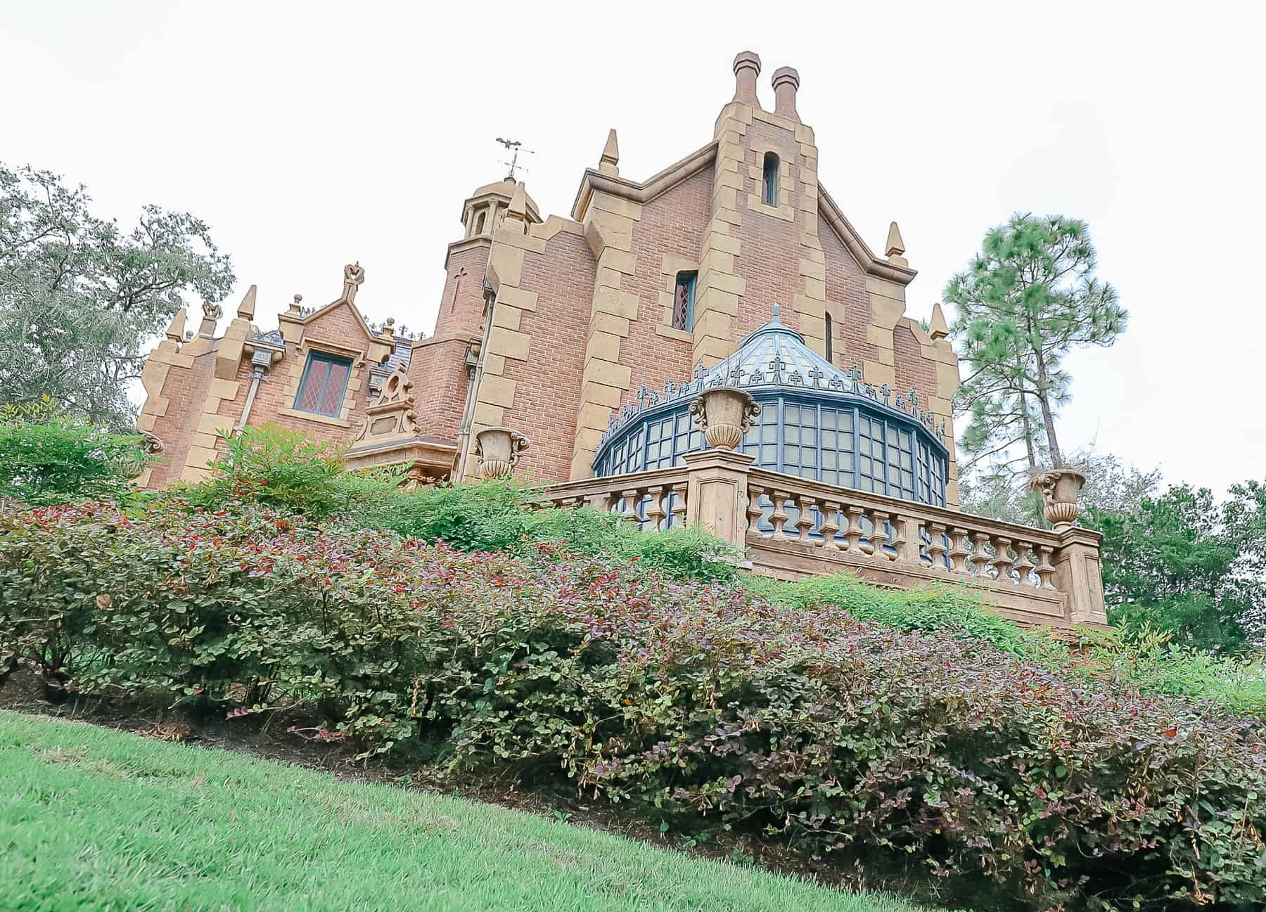 Disney World’s Haunted Mansion (A Complete Ride Guide)
