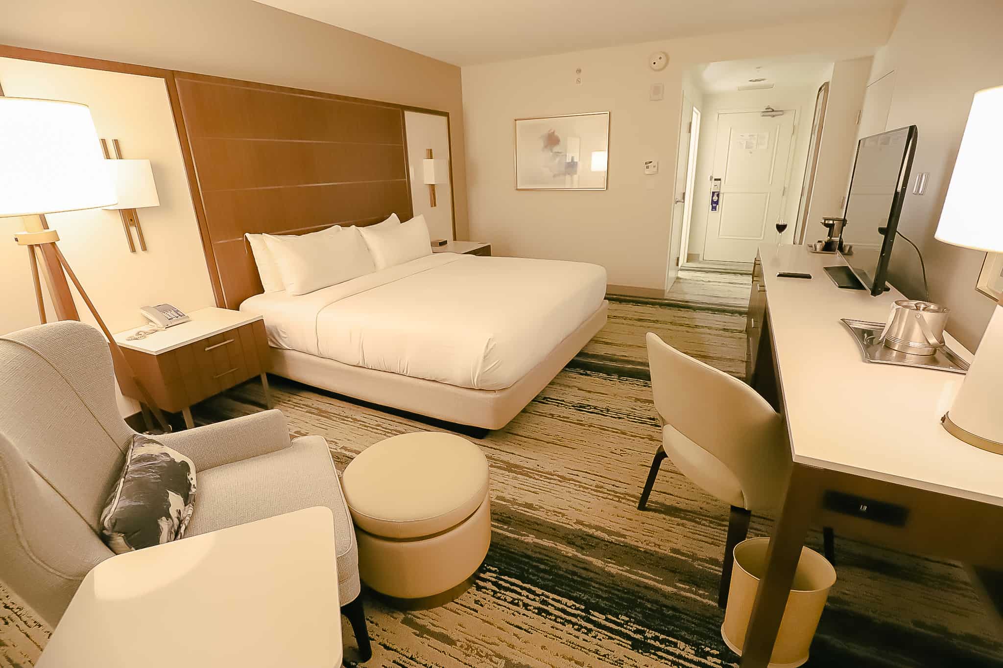 layout of a standard guest room with king-size bed at the Signia By Hilton Bonnet Creek 