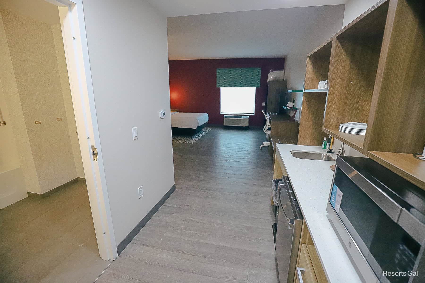 the foyer entrance to the room 