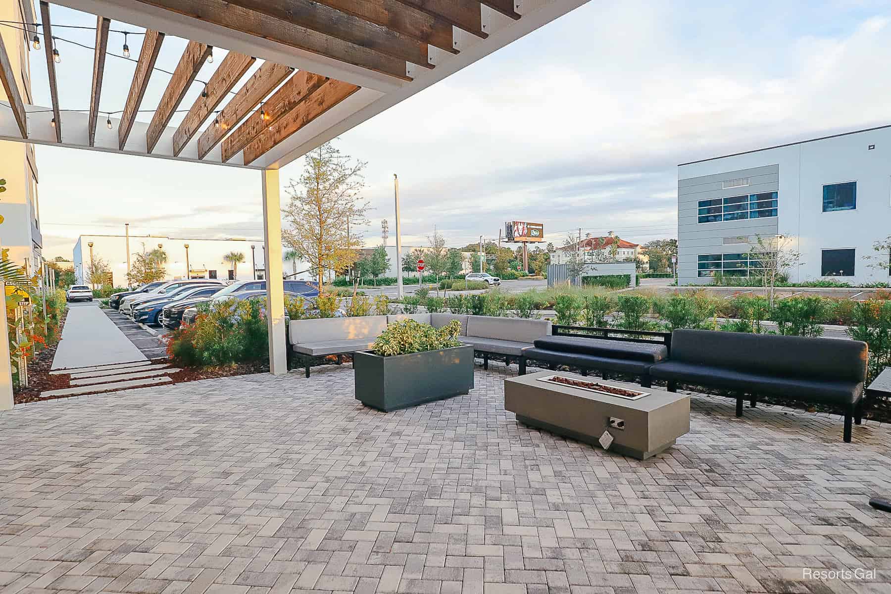 the outdoor seating area with the parking lot behind it at the hotel 