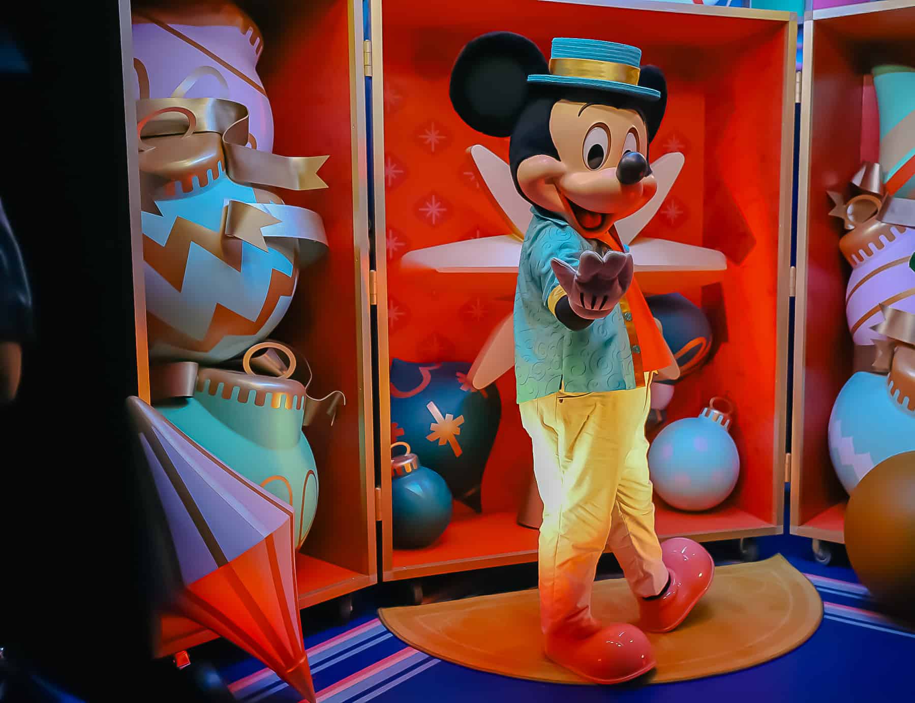 Mickey Mouse is dressed in a vintage Hollywood outfit with pastel colors. 