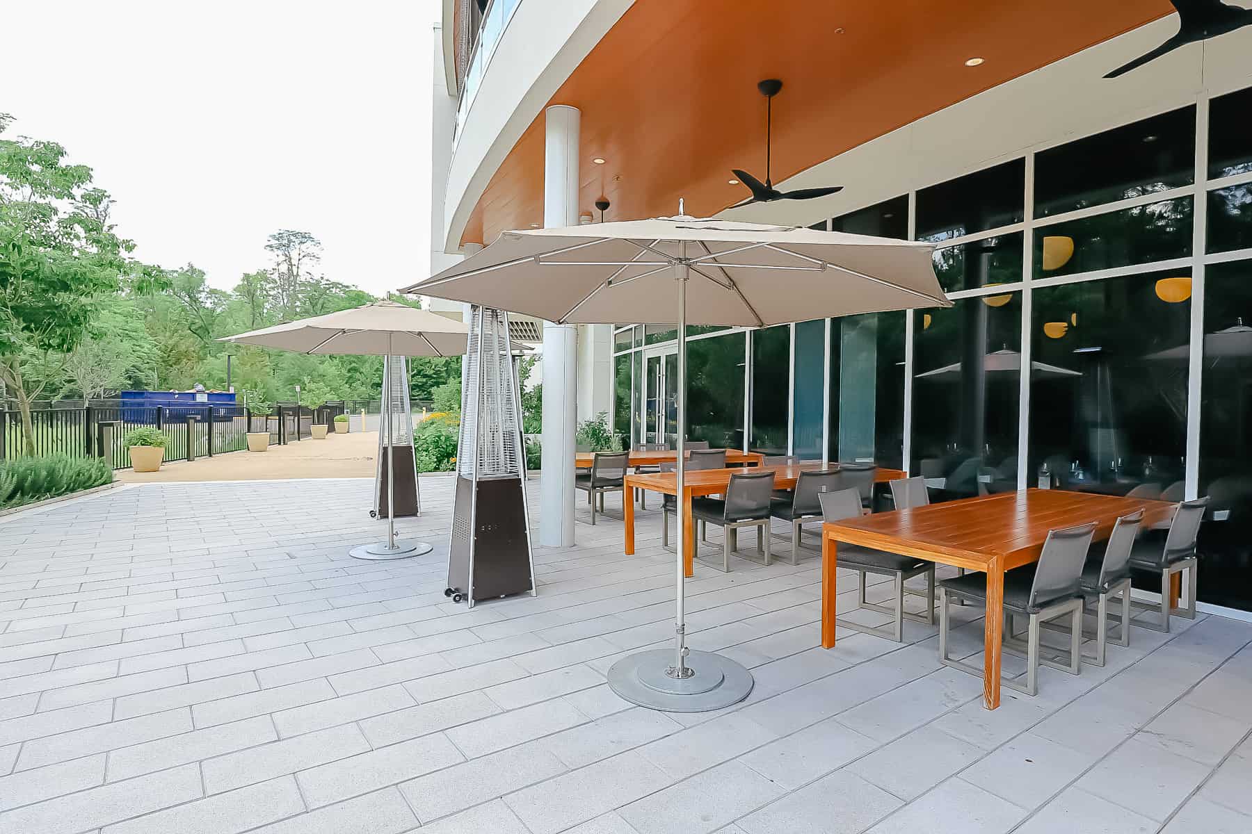 outdoor tables and chairs 