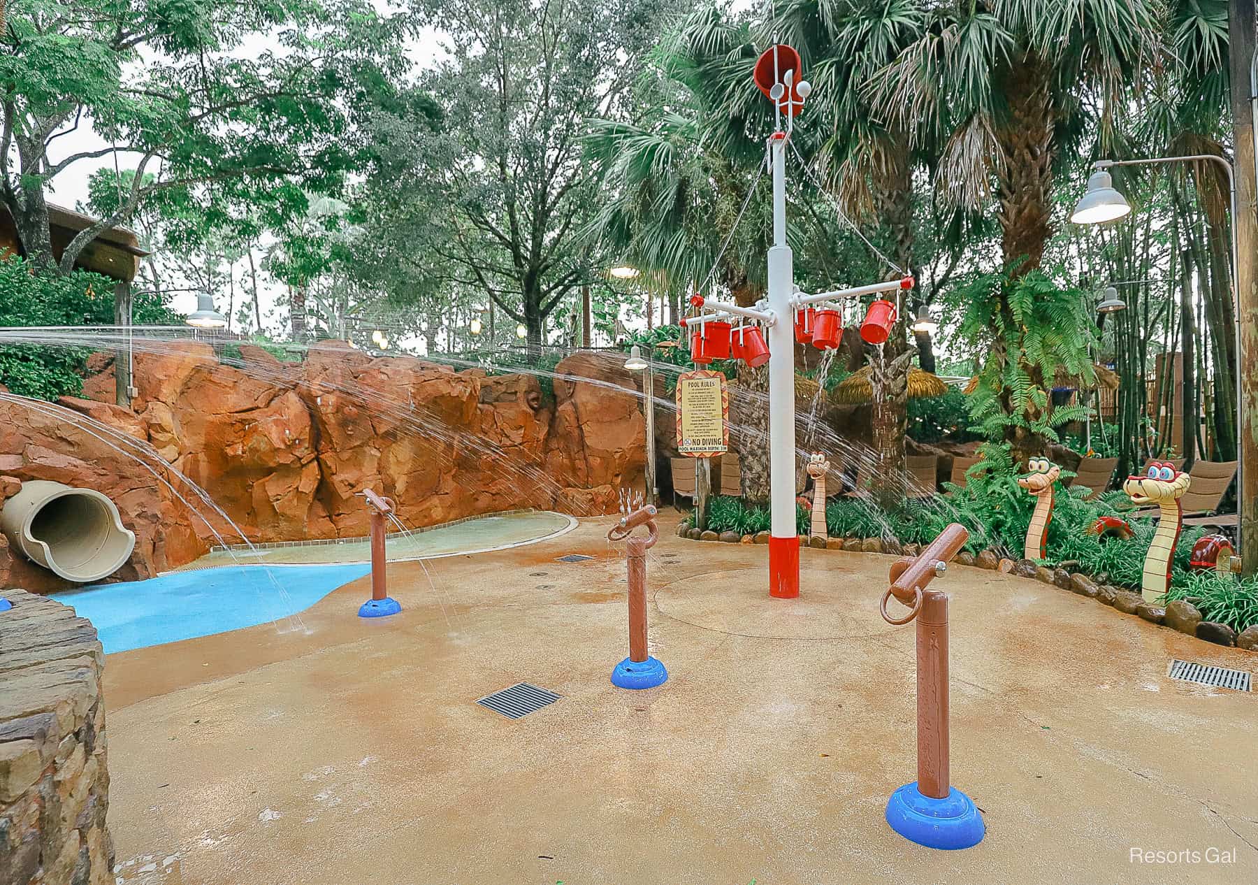 various sprayers and water elements, buckets that fill with water and dump out 