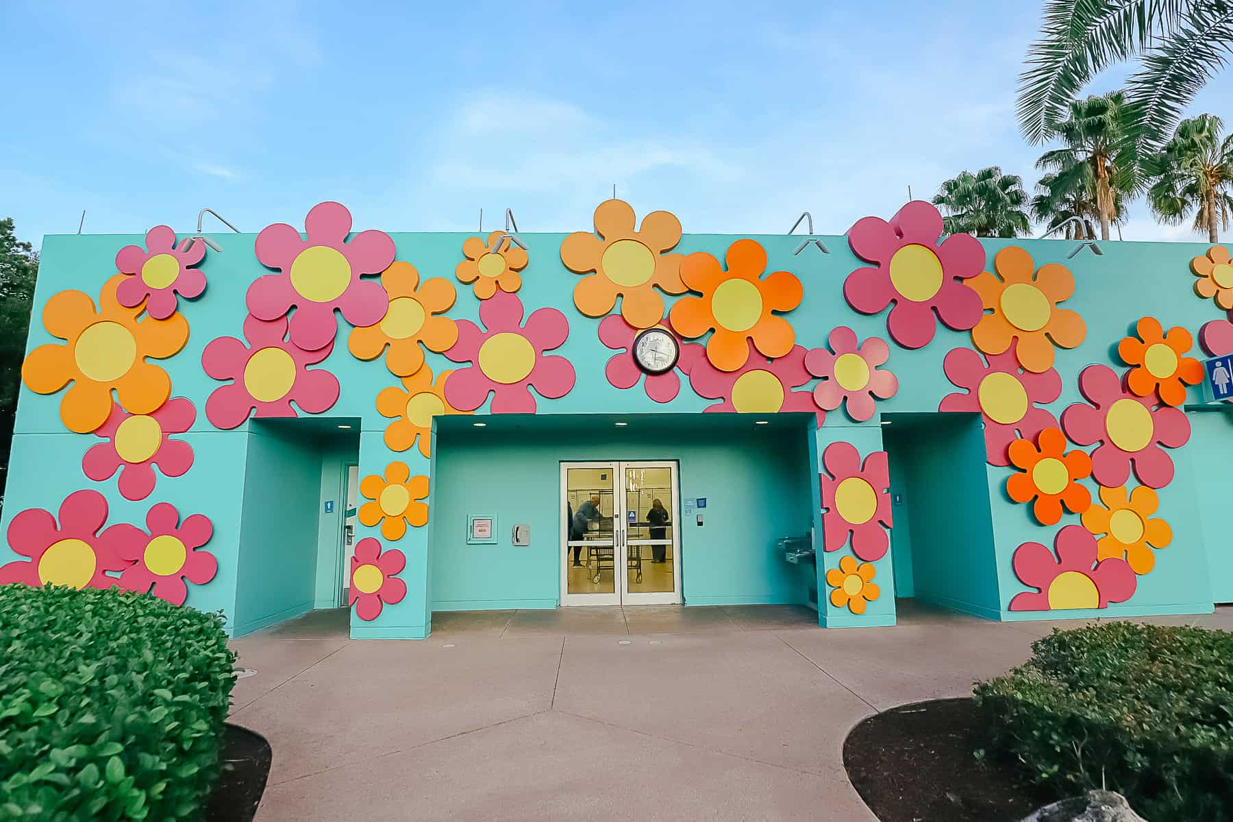 The outside of the Pop Century laundry room near the Hippy Dippy Pool. 