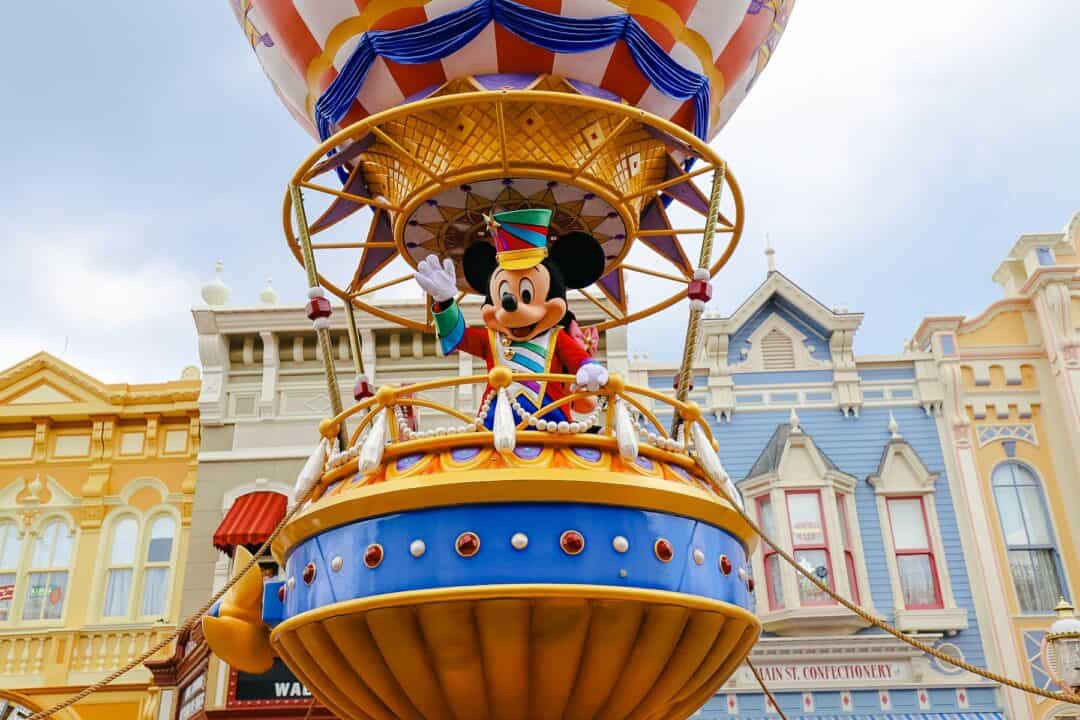 Mickey waving to the crowd at Magic Kingdom.