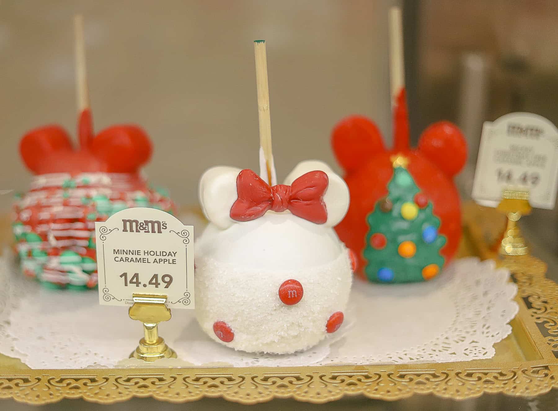 a white chocolate Minnie Mouse apple with a red bow 