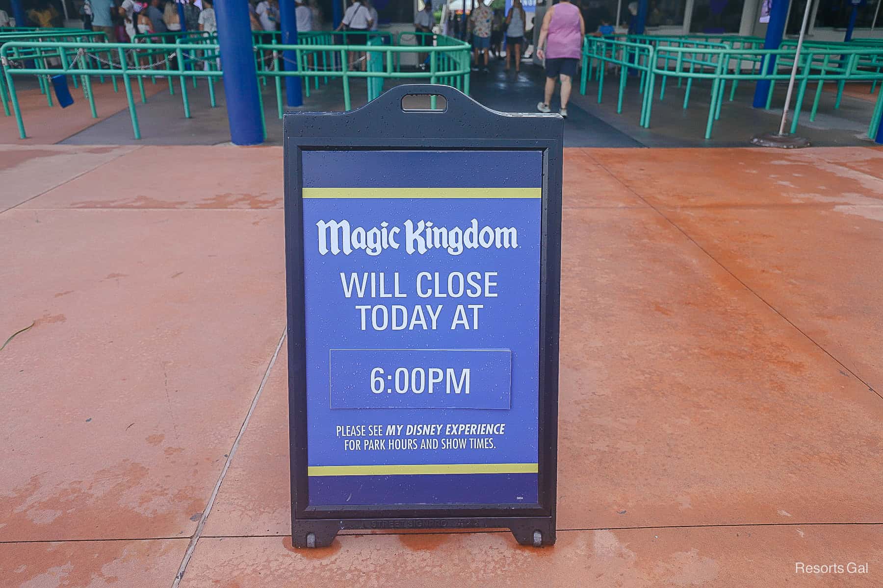 a sign that says the Magic Kingdom will close today at 6:00 p.m. 