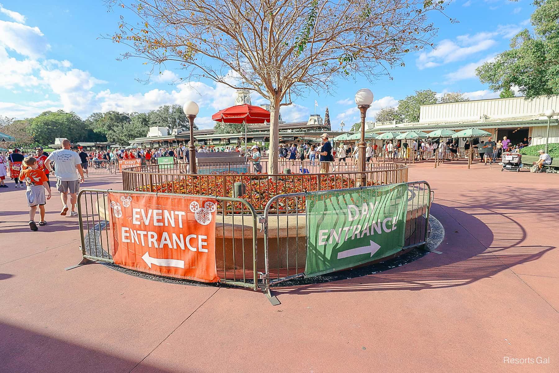 a sign that says event entrance and day entrance 