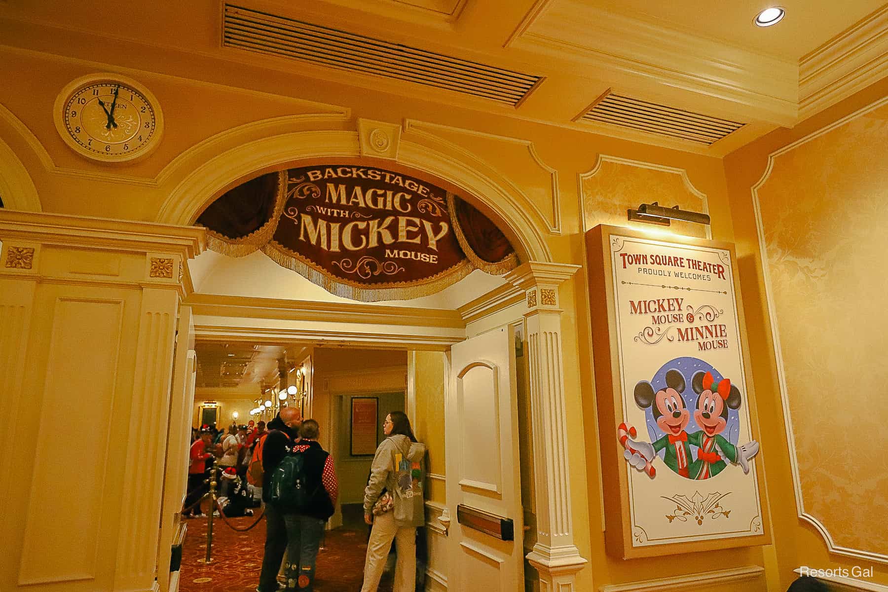 the sign at the queue entrance for Mickey Mouse and Minnie Mouse 