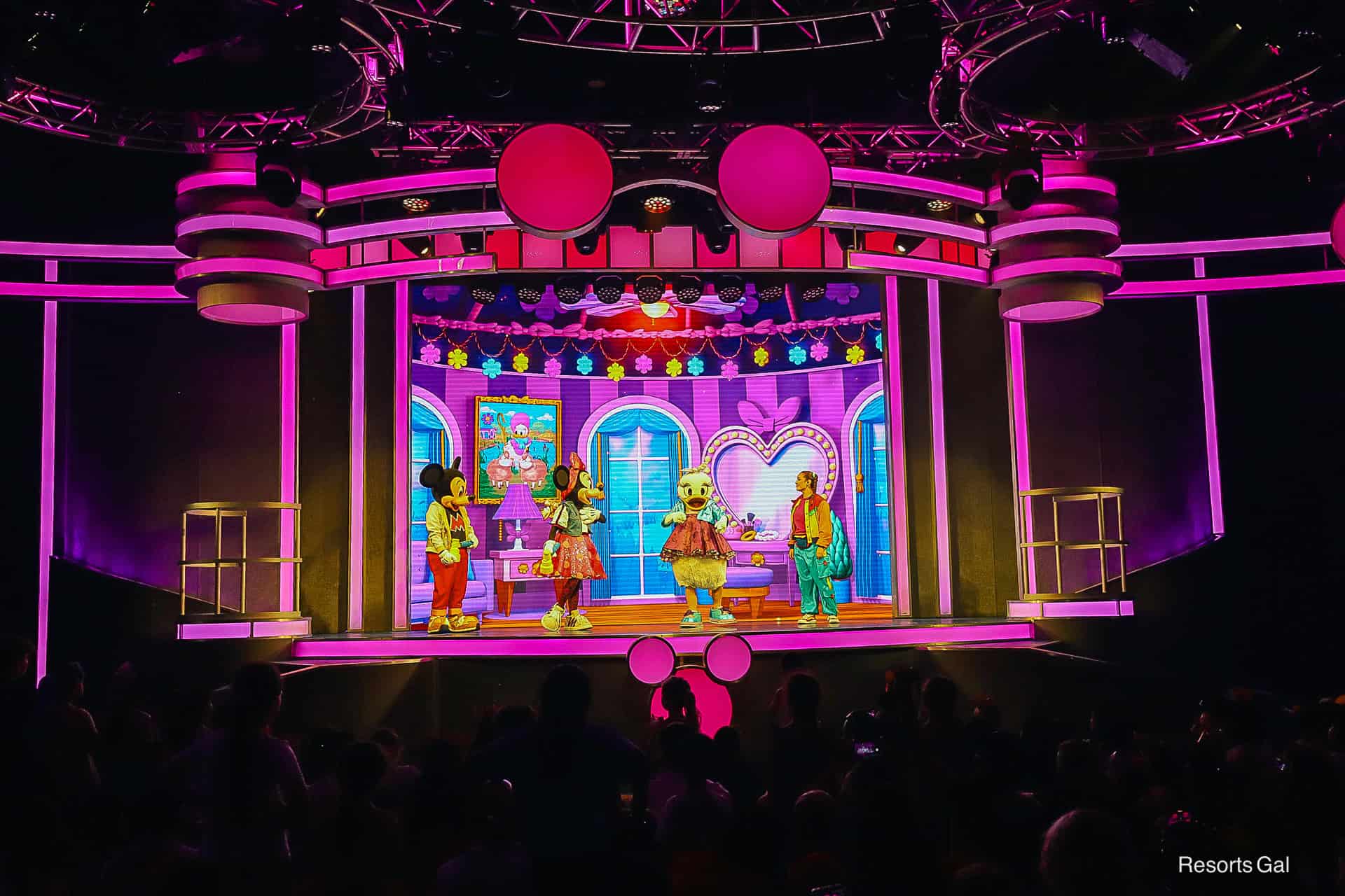 a scene where Mickey and Minnie Mouse visit Daisy Duck during Mickey Mouse Clubhouse Live! 
