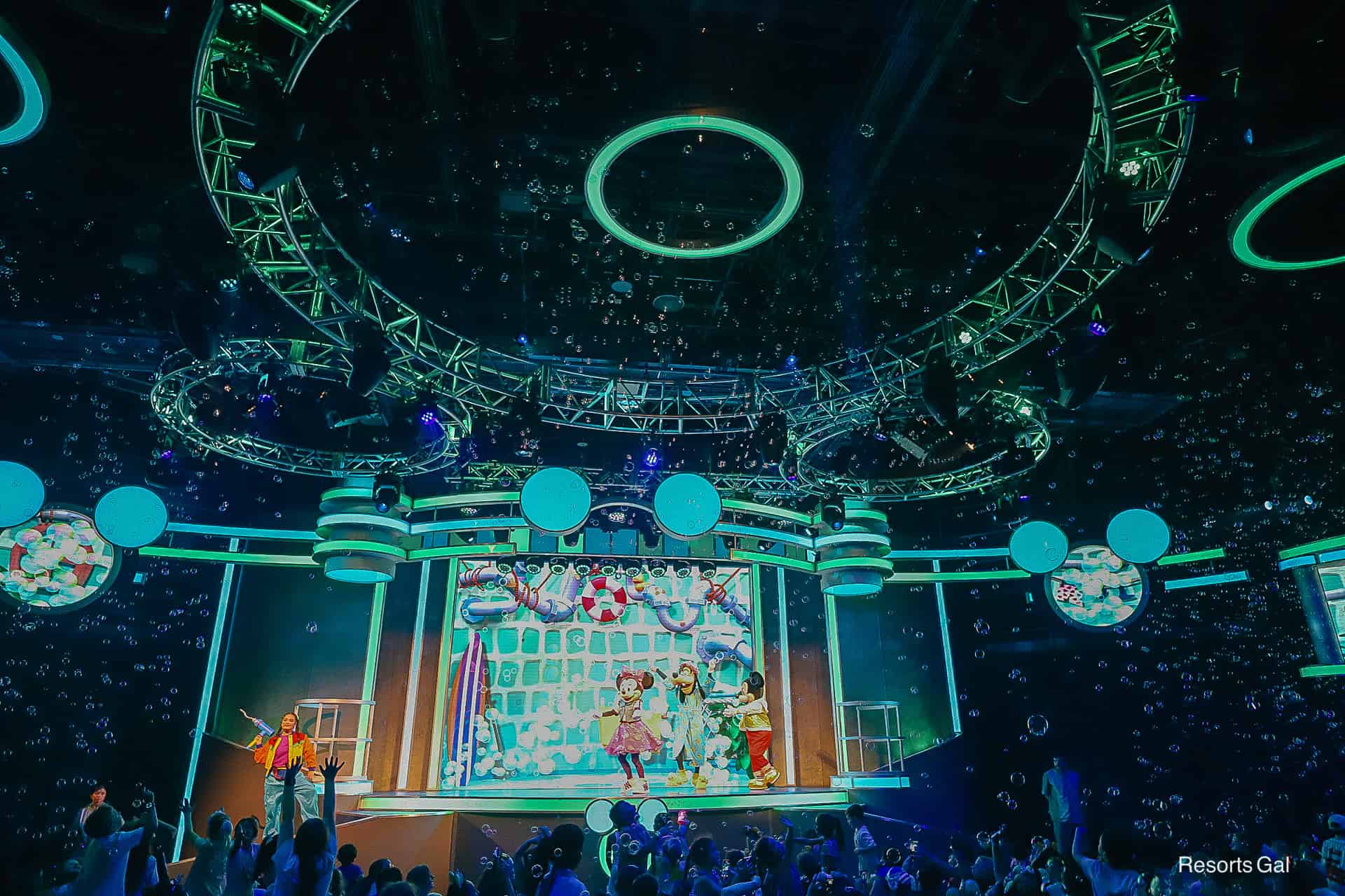 a scene with Goofy and bubbles drop from the ceiling during Mickey Mouse Clubhouse Live! 