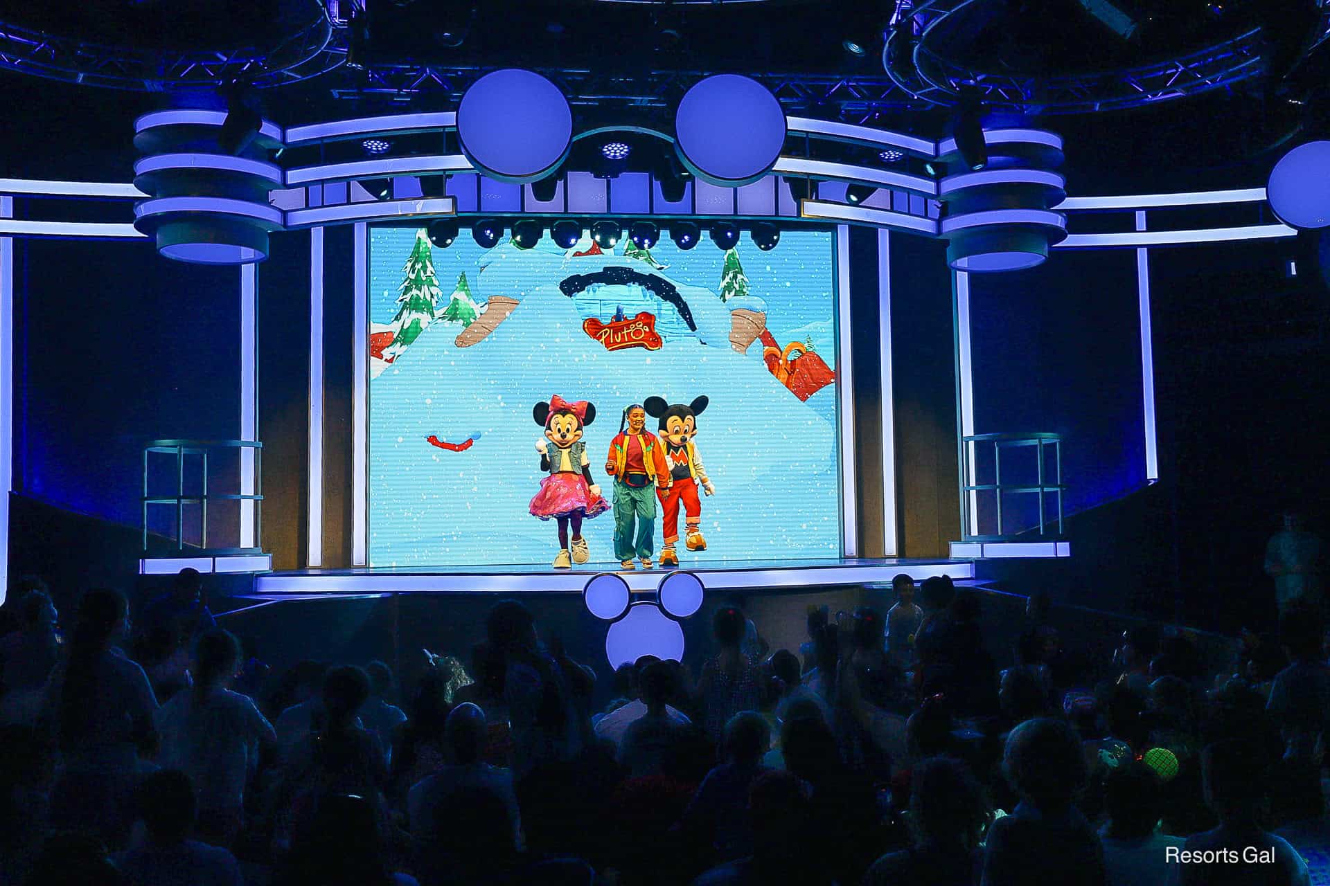 Mickey and Minnie Mouse visit Pluto's house but it's covered with snow. 