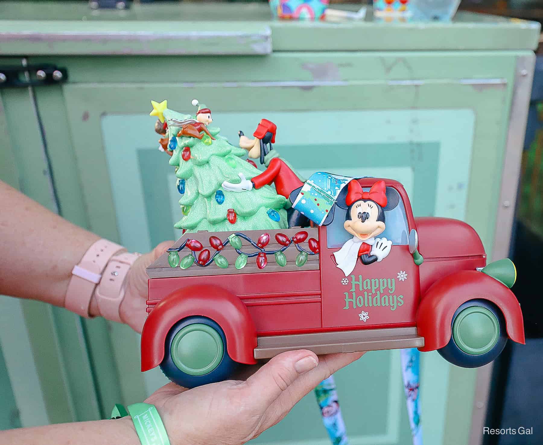the opposite side of the popcorn bucket reveals Minnie in the passenger seat 