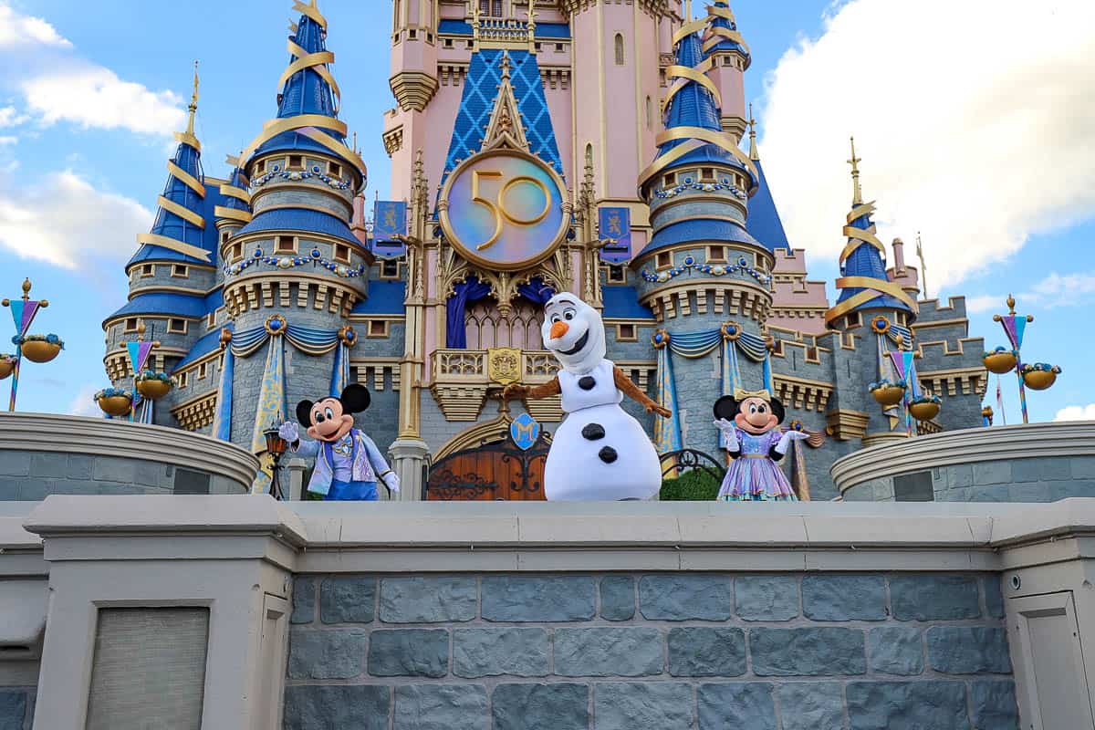 Olaf waves to the crowd. 