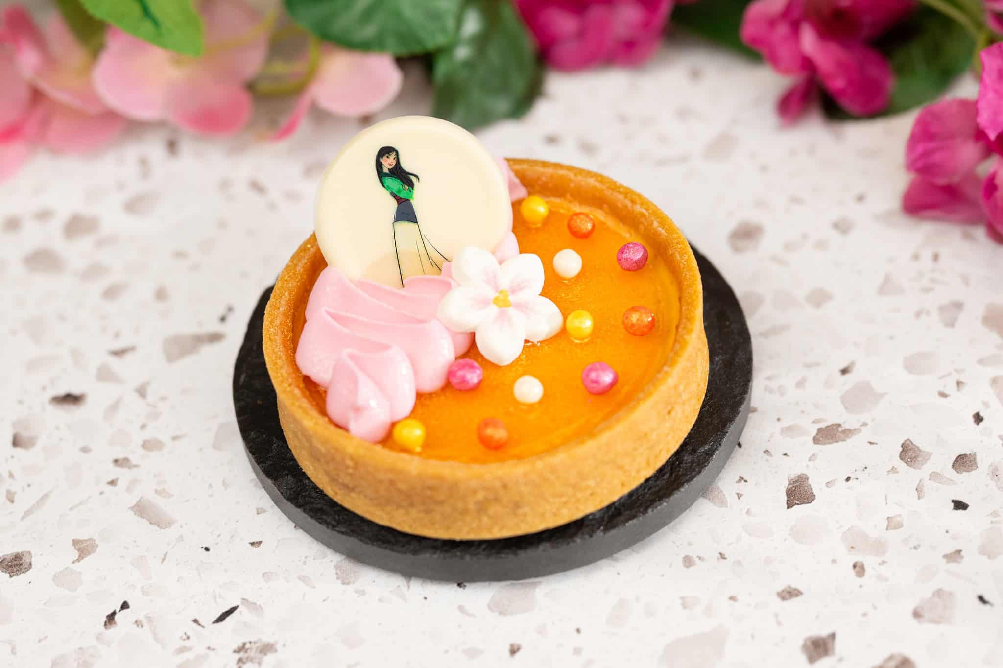 a tart with pink and yellow balls and a chocolate piece with airbrush Mulan 