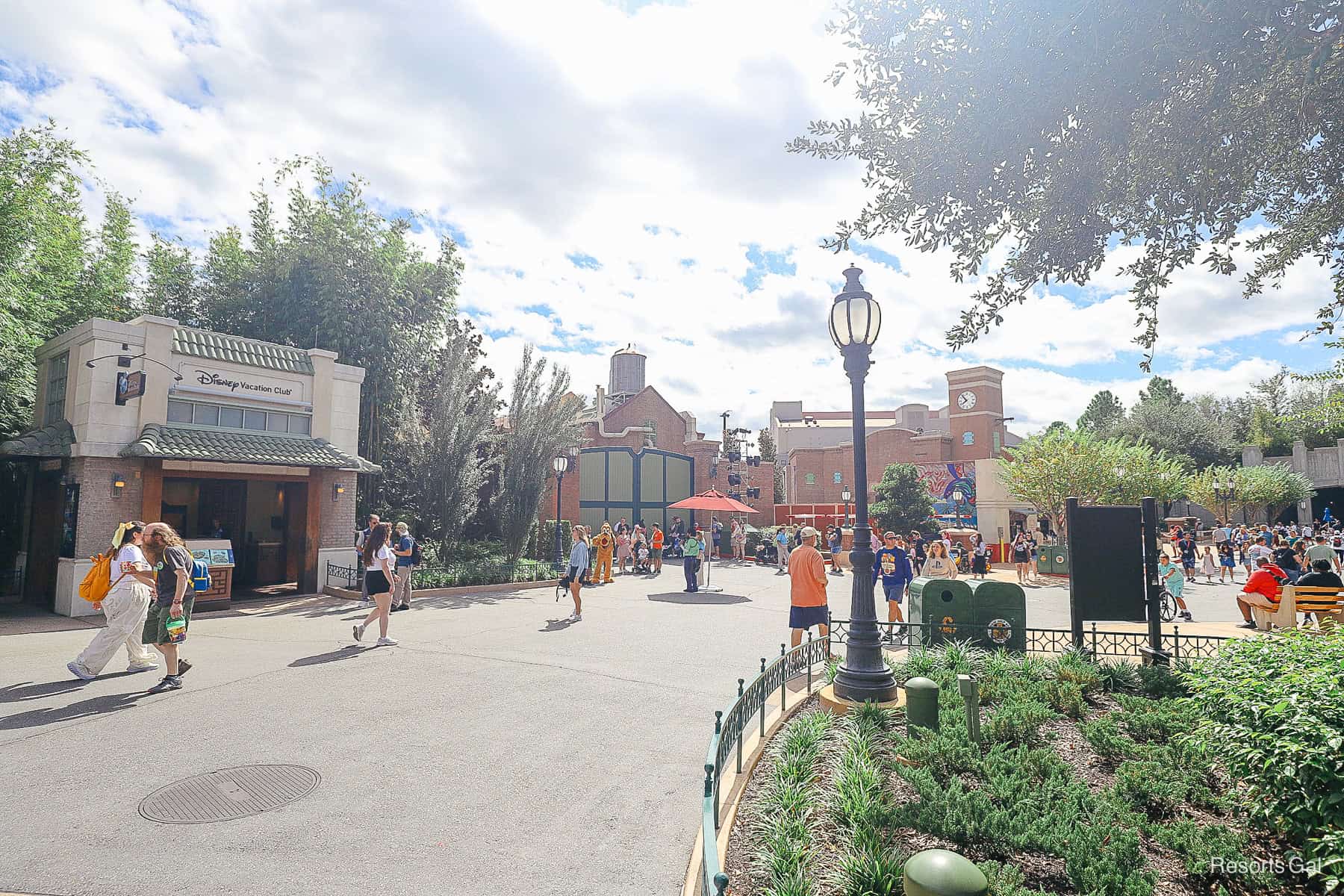Pluto meeting guests between the DVC kiosk and Ice Cold Hydraulics