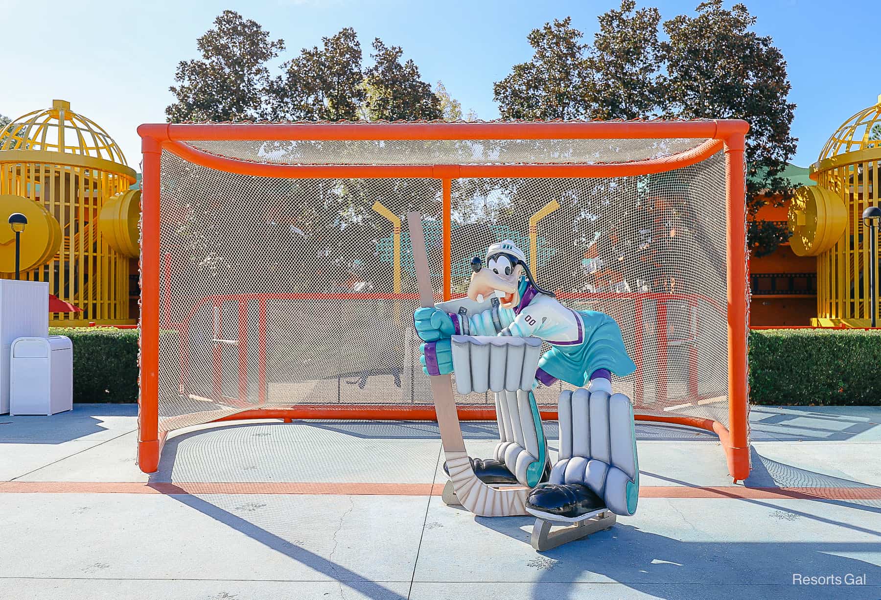 Goofy in a hockey uniform in front of the goal. 