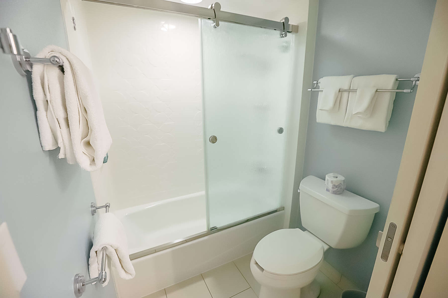 the tub with shower in our bath at Pop Century Resort 