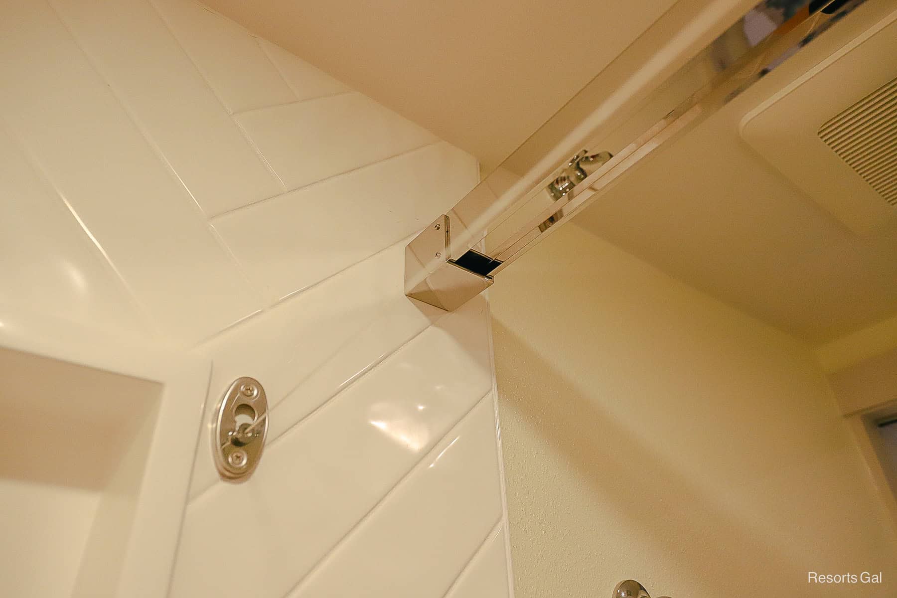 shows the laundry line that extends to hang wet clothes