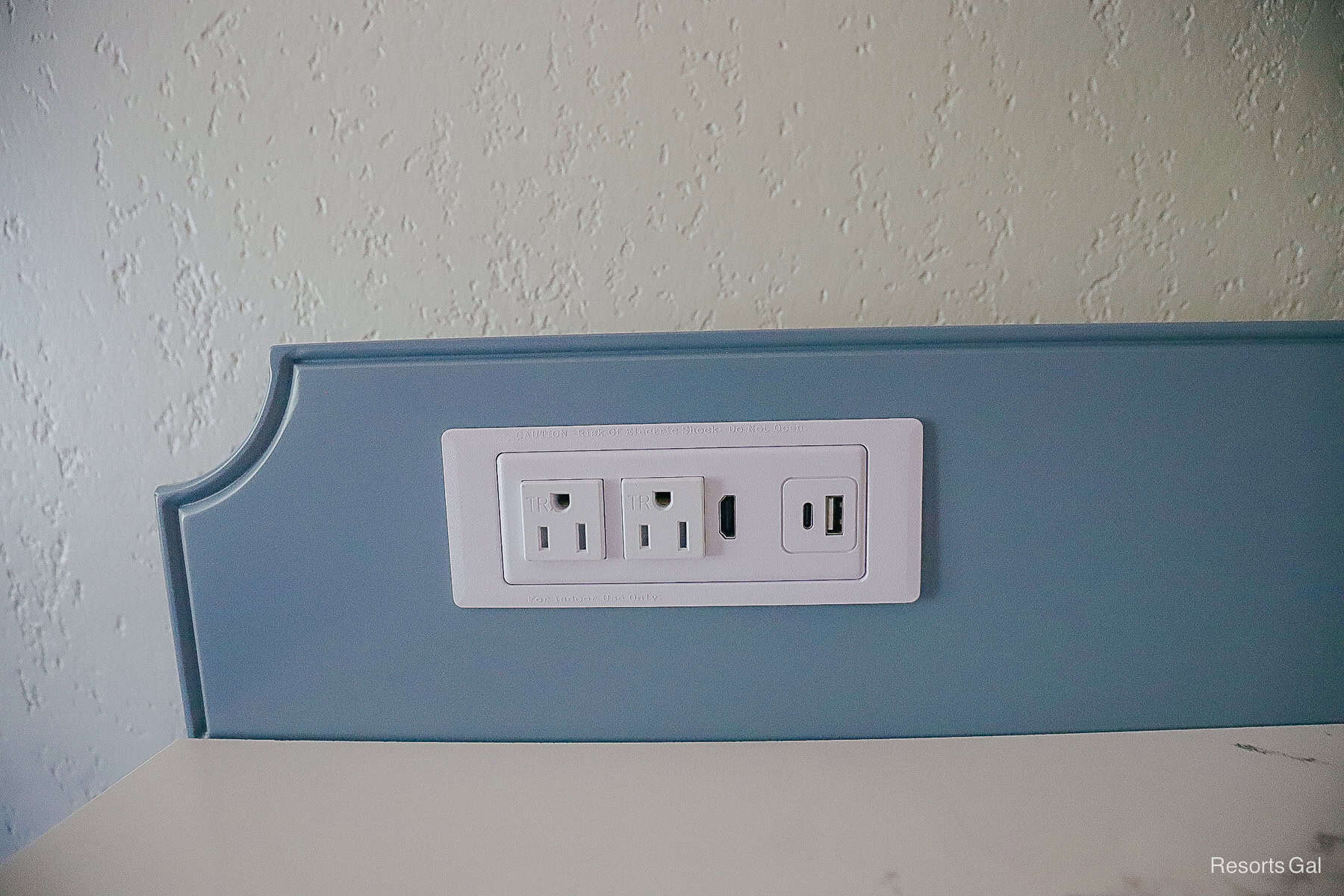 outlet types (standard plugs and USBs) in the room at Port Orleans French Quarter