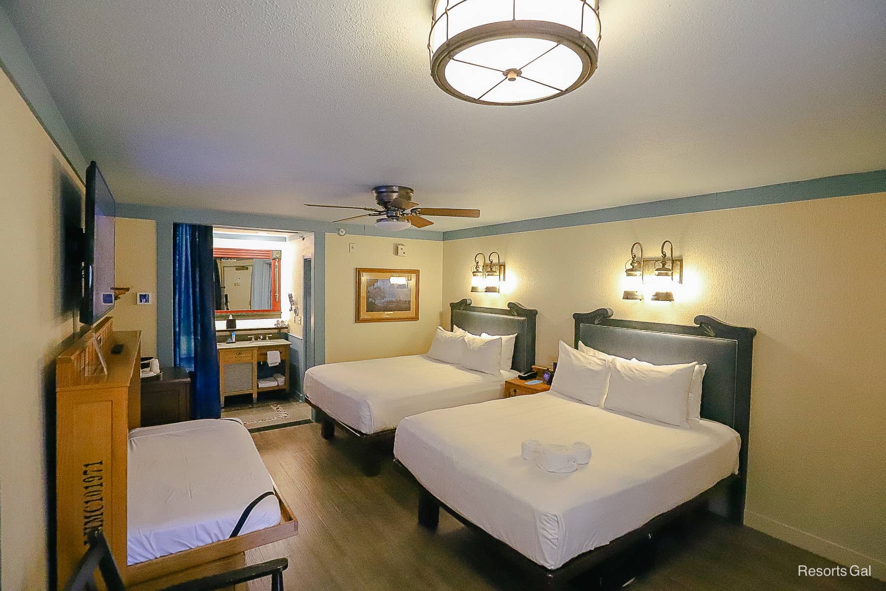The room's light fixtures and ceiling fan 
