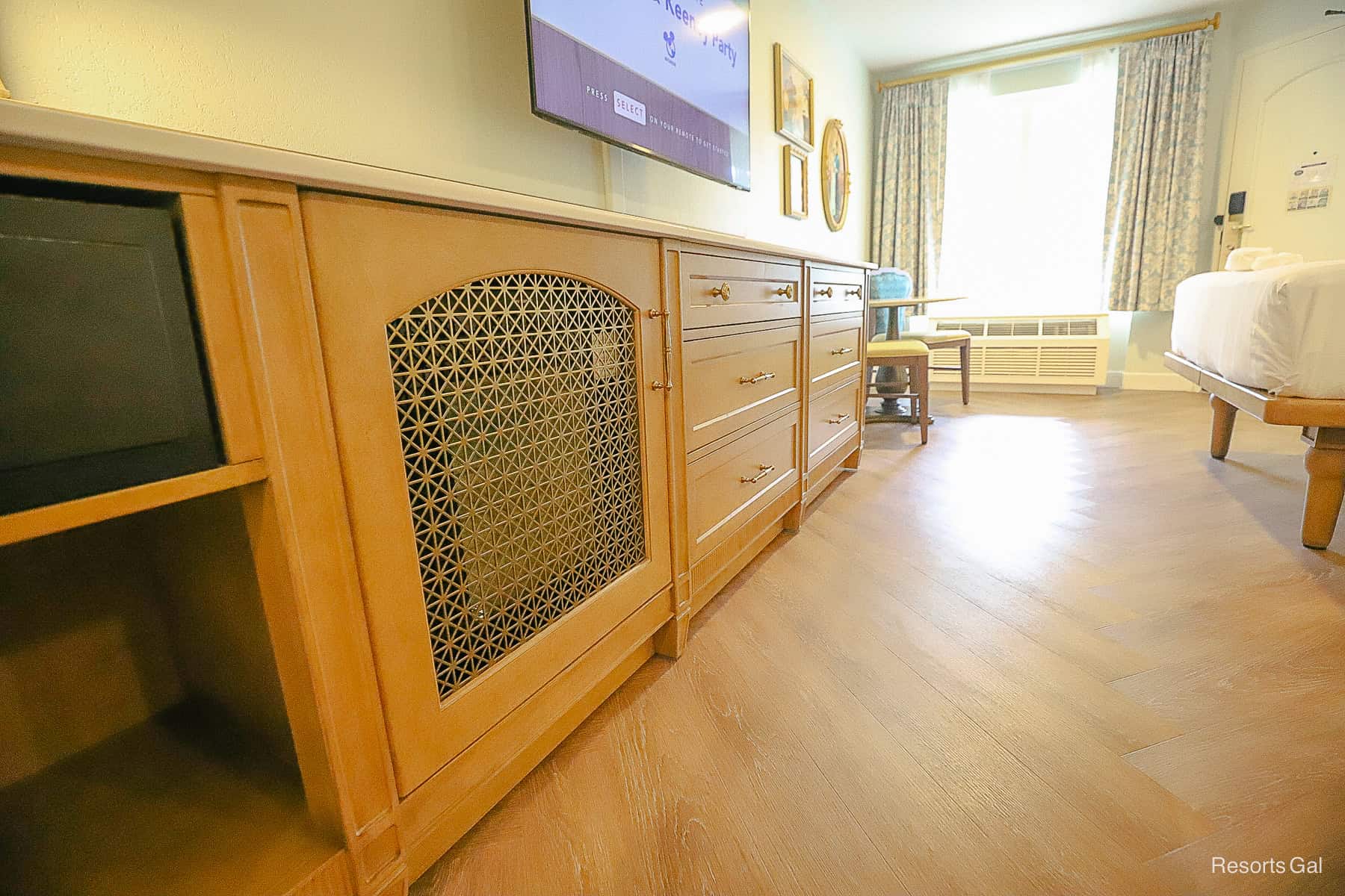 dresser with six drawers