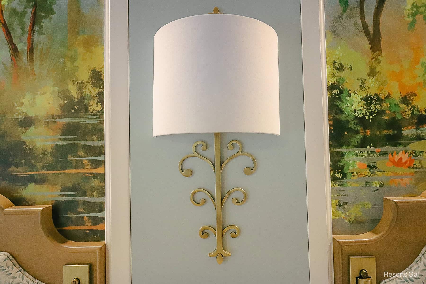 a wall sconce between the two beds