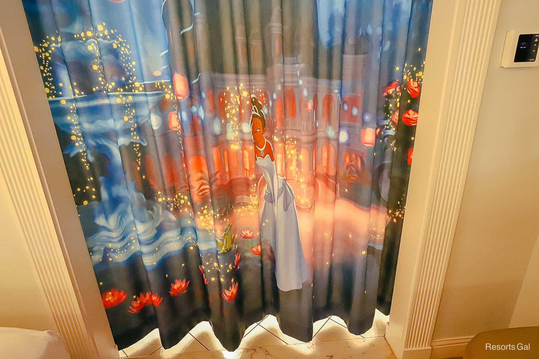a room divider with Tiana in a twilight setting 