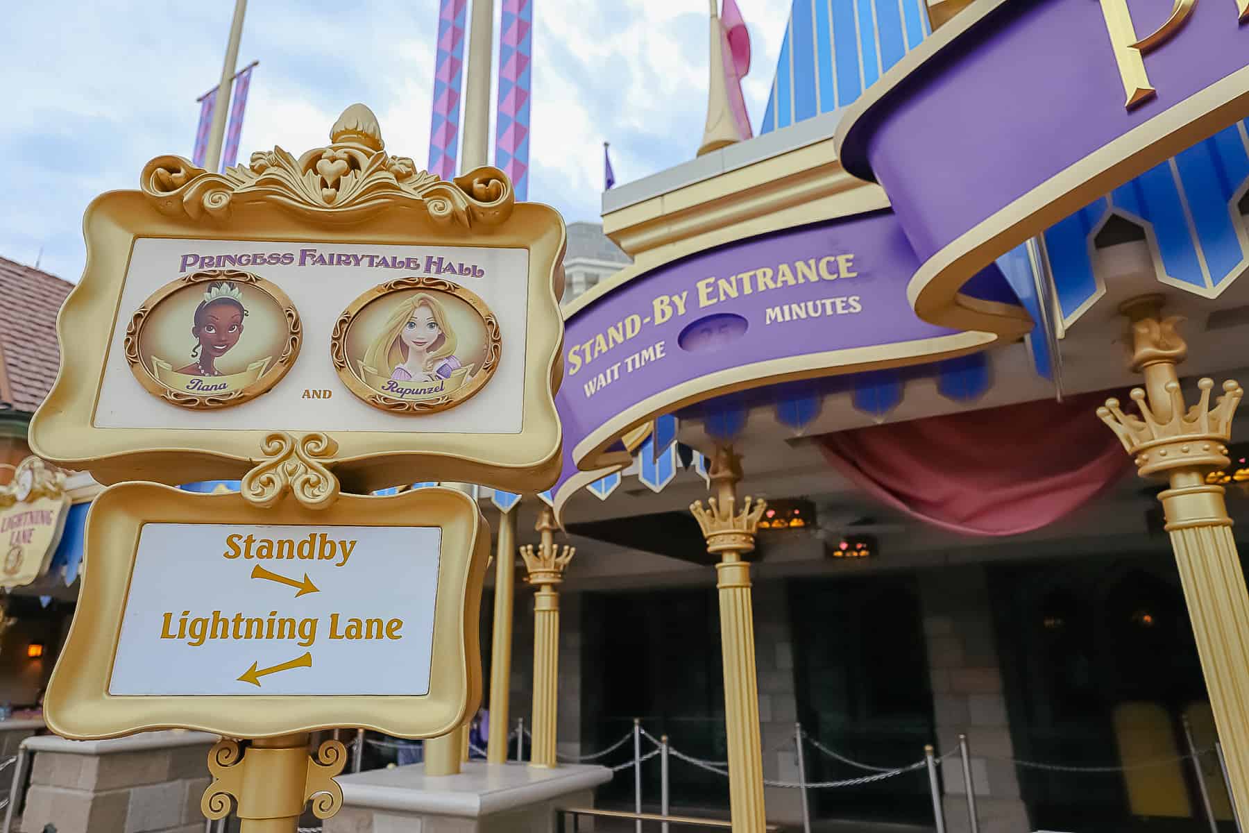 wait times sign for Tiana and Rapunzel 