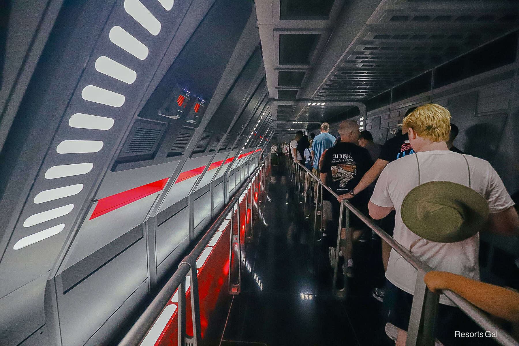 an almost empty queue for single riders 