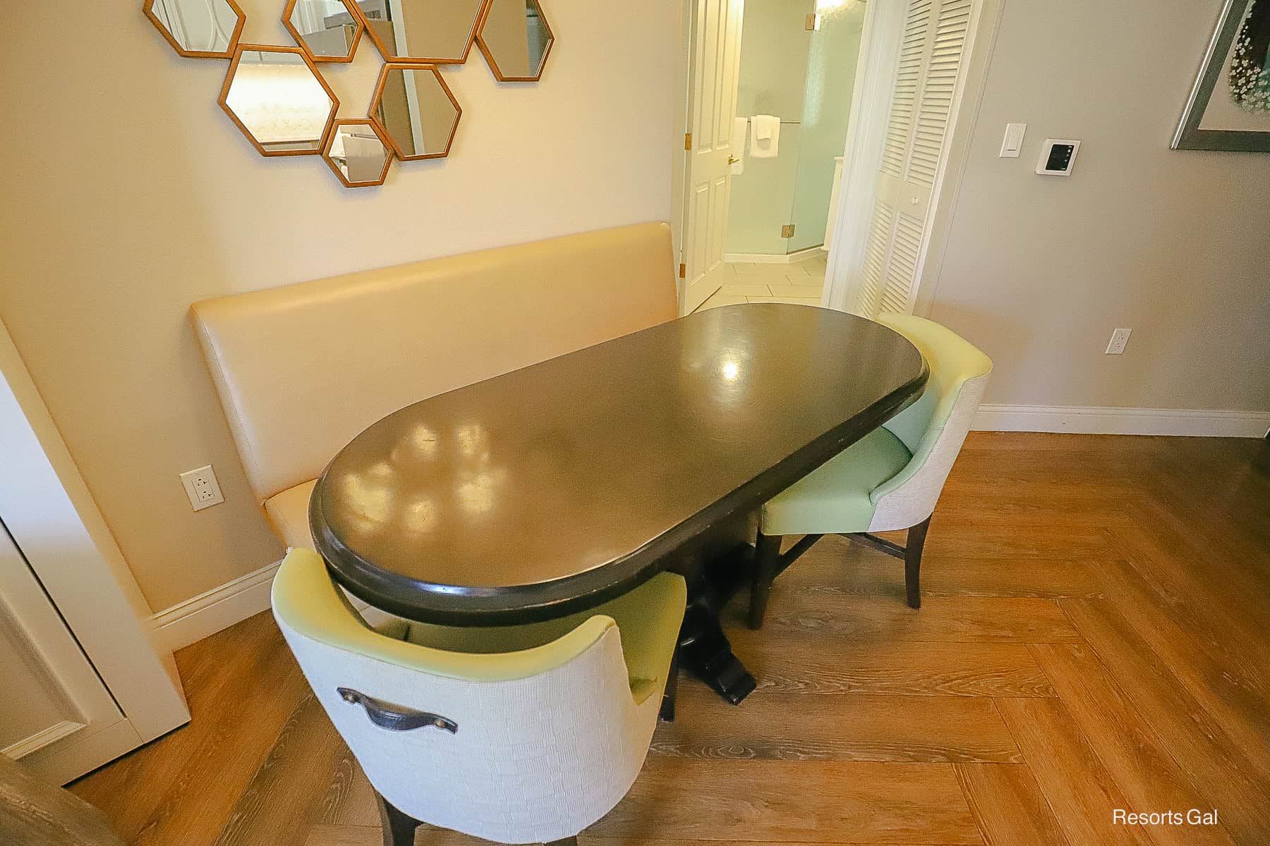 a table and chairs in the villa at Saratoga Springs