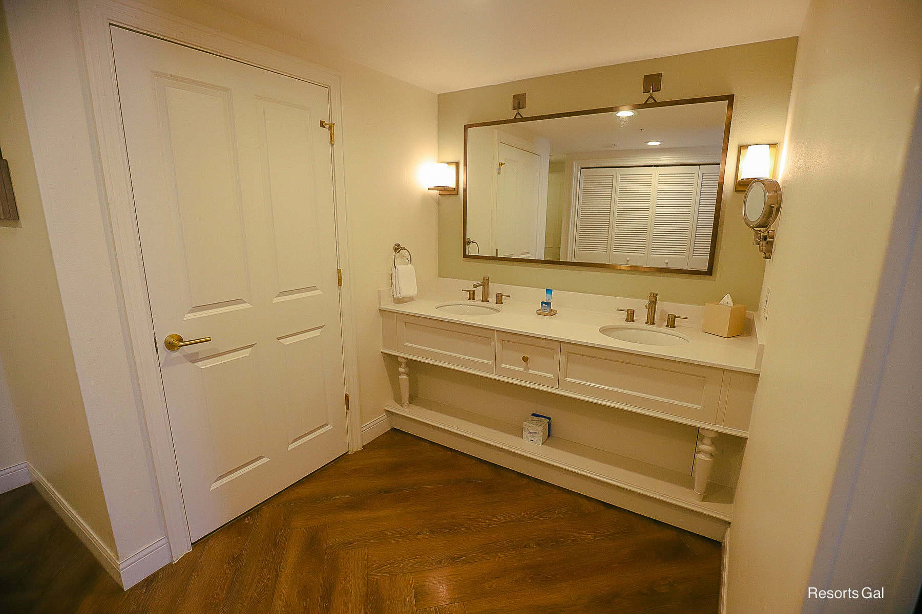 an opposite view of the vanity area