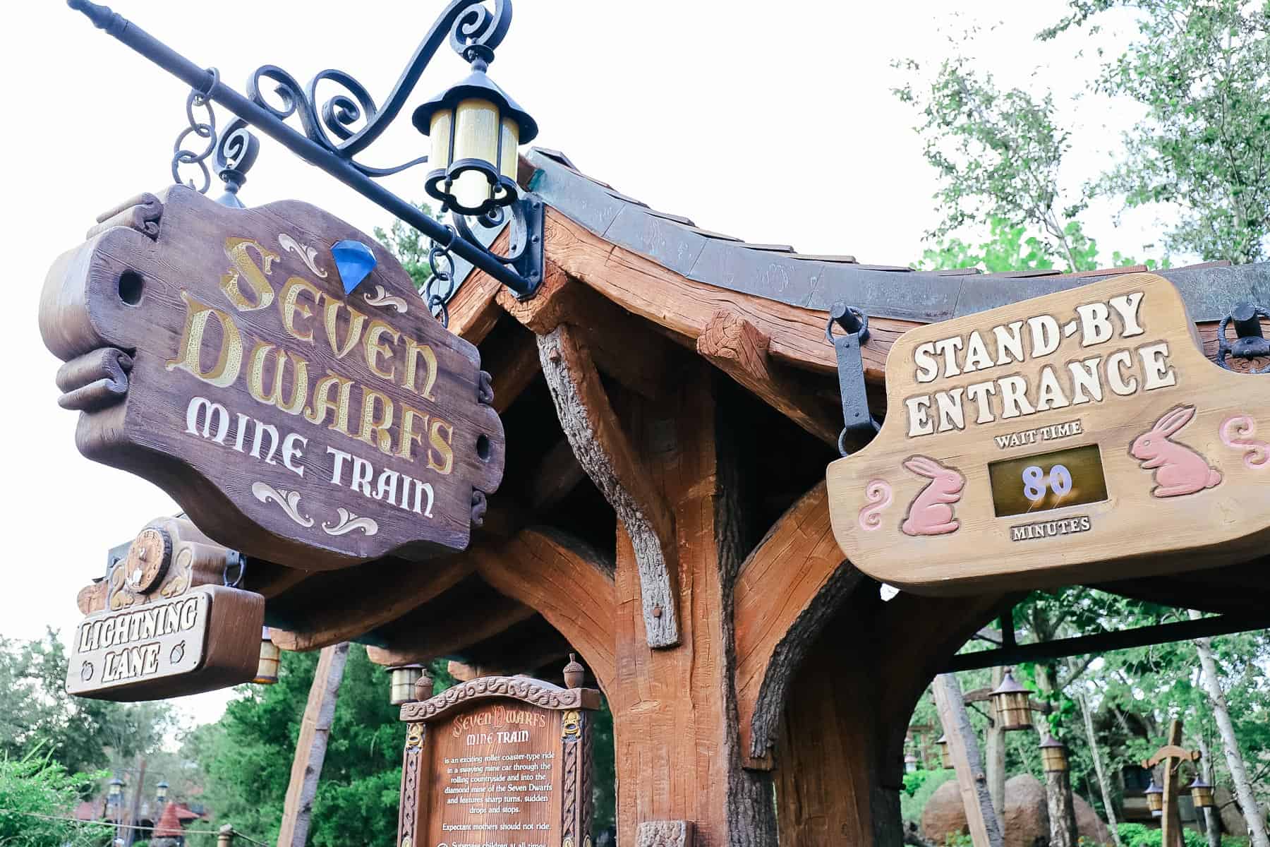 An attraction sign that shows an 80 minute wait for Seven Dwarfs Mine Train. 