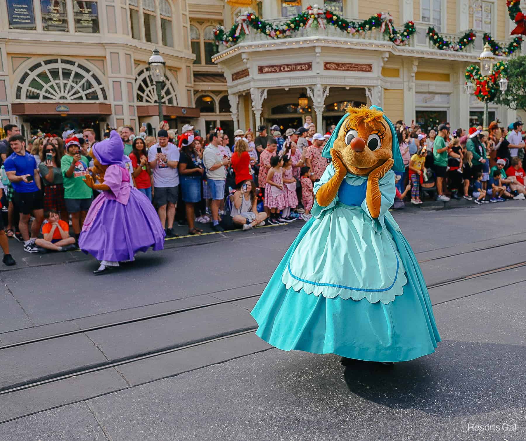 Character Spotlight: Suzy and Perla from ‘Cinderella’ at Disney World
