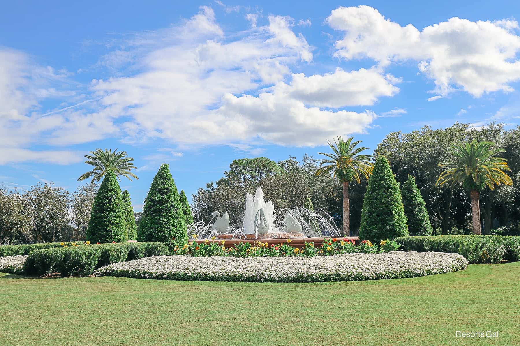 the fountain with swans at the entrance of the Swan Hotel