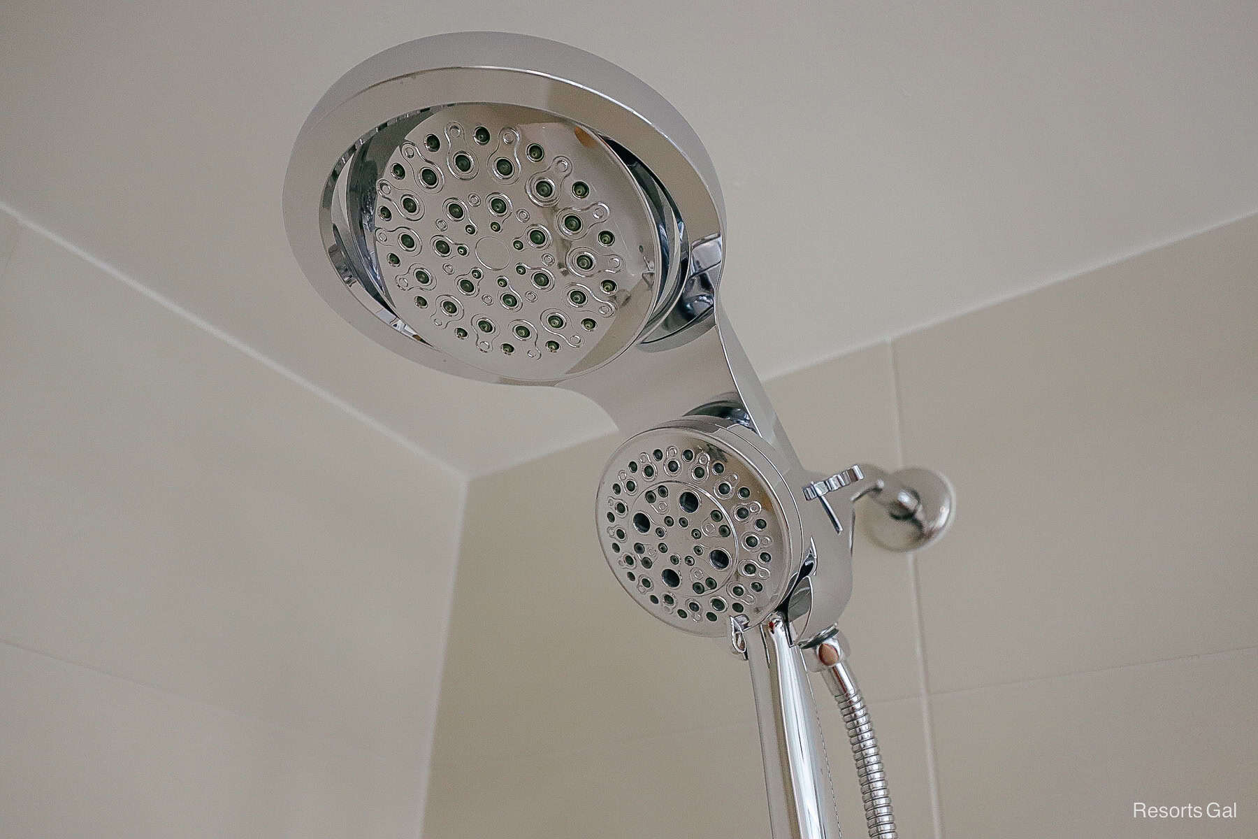 the shower head features a rain-style option and a detachable element 