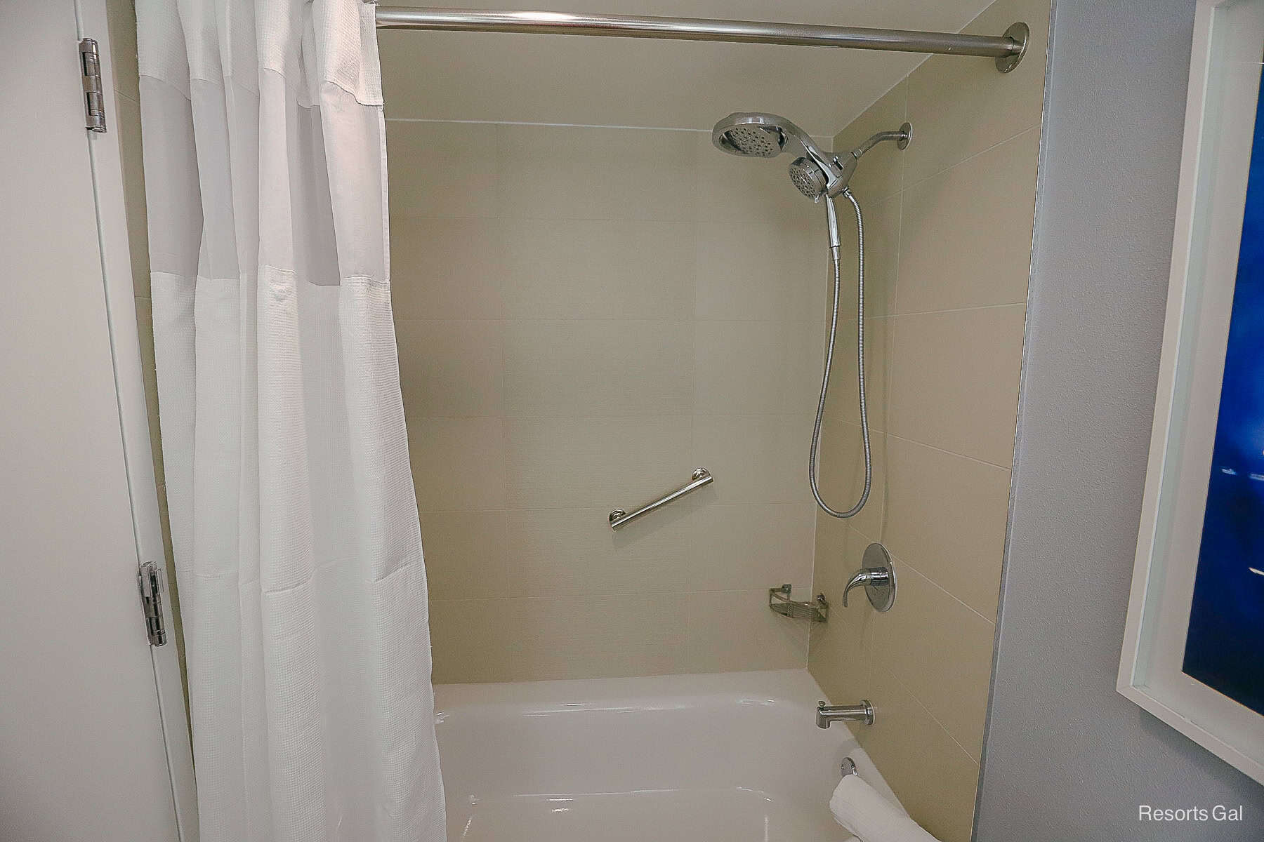 the tub with shower combination in our bathroom at the Swan 