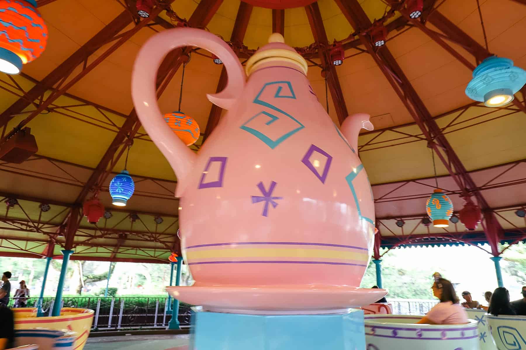A giant teapot sits in the center of the ride. All the teacups spin around it. 