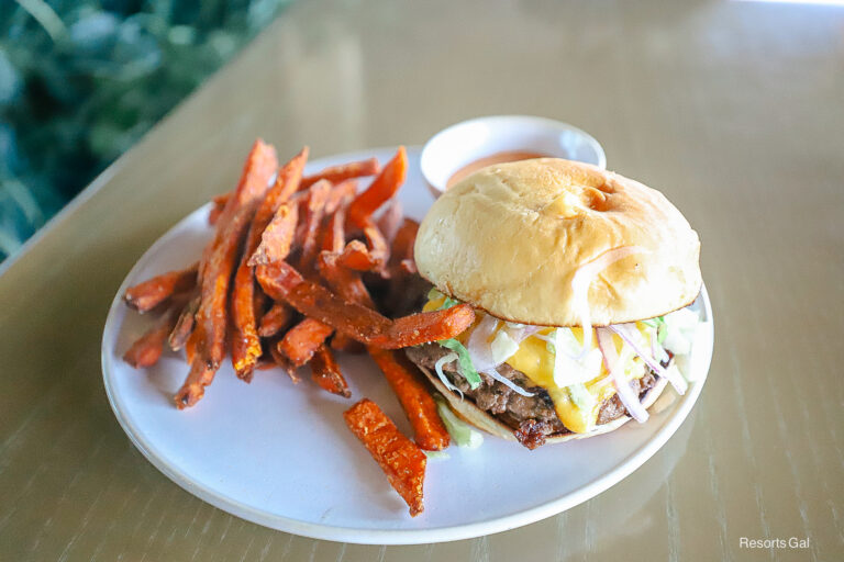 Review: The Wayfinder Burger from Wailulu Bar and Grill at Disney’s Polynesian