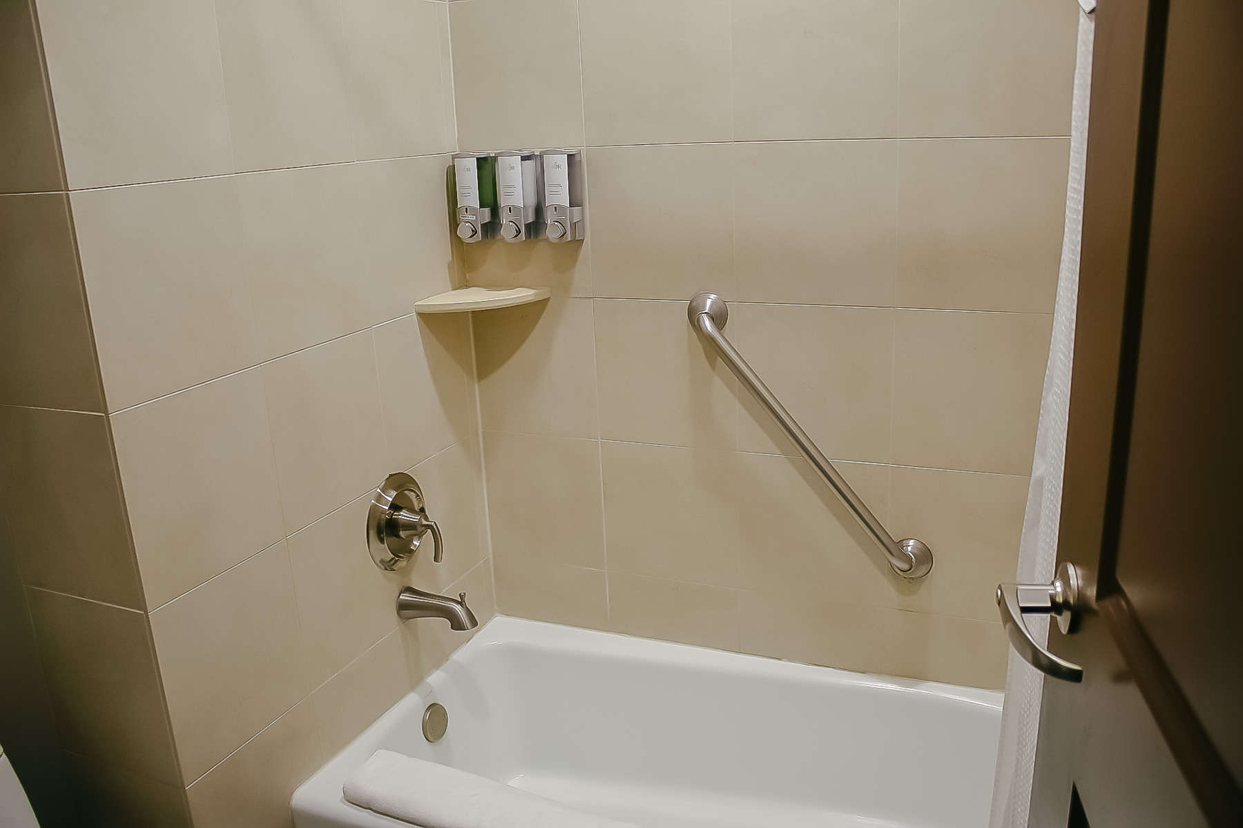 a bath tub with shower combination in the Wyndham Grand Orlando 